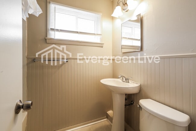 Building Photo - 4663 E Livingston Ave