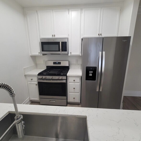 Primary Photo - 2669 S Barrington Ave