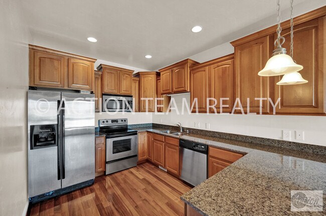 Building Photo - Mid-Row Townhome in Riverton