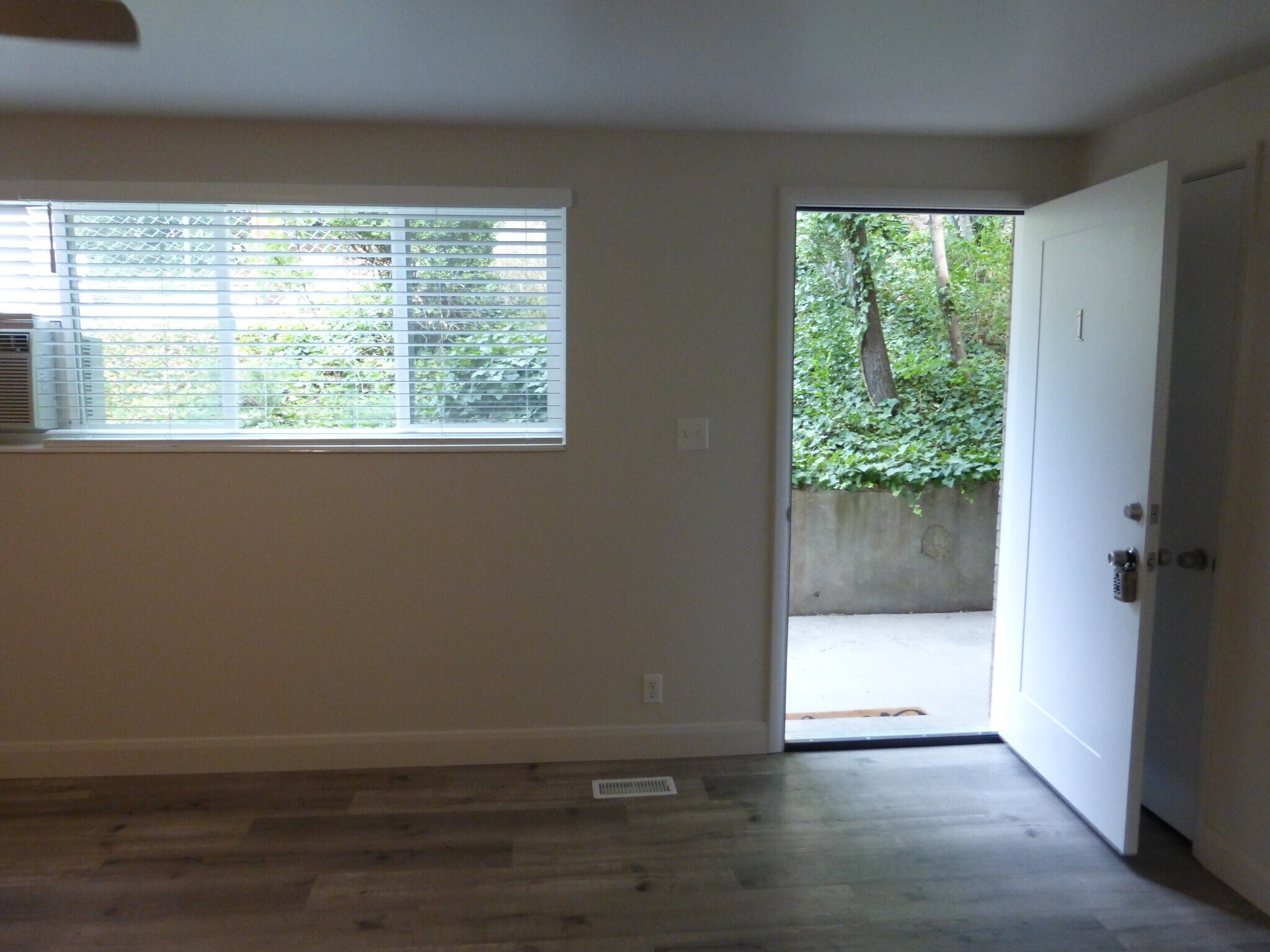 Building Photo - 475 Wall St