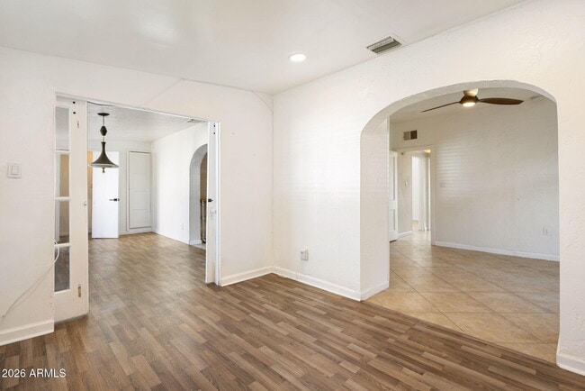 Building Photo - 930 E Whitton Ave