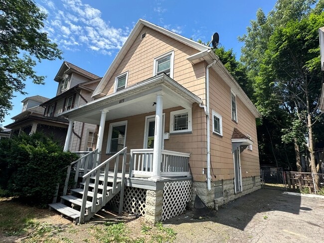 Building Photo - NICE 3 BEDROOMS WITH FULL BATH MOVE-IN READY!