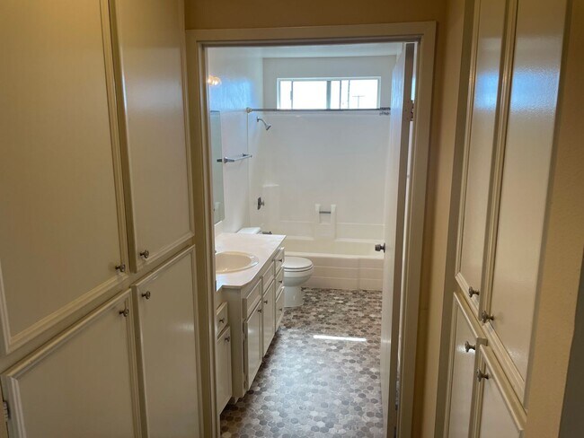 Building Photo - 3 Bed/ 2 Bath Clairemont Mesa