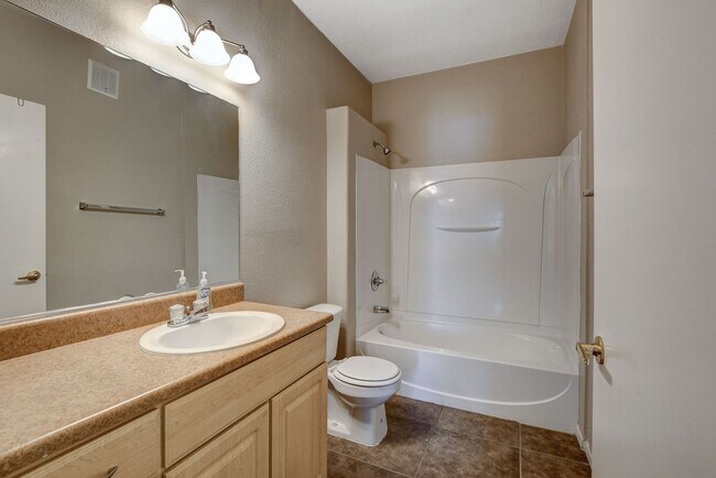 Building Photo - Beautiful downstairs 3 bdrm 2 Bath Condo w...