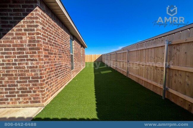 Building Photo - 3 Bedroom Townhome In Harvest Wolfforth!