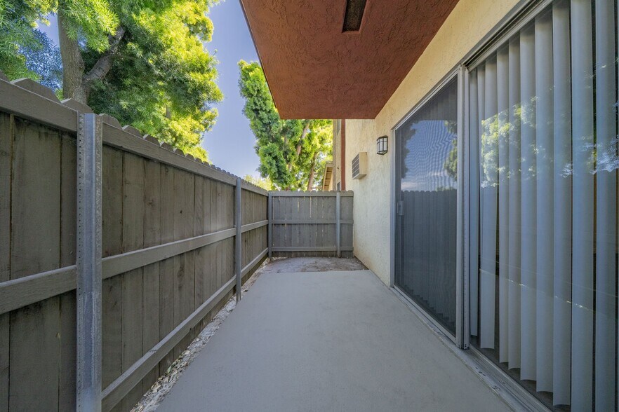 Building Photo - 800 E Bobier Dr