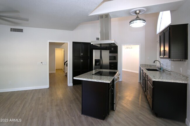 Building Photo - 924 E Manor Dr