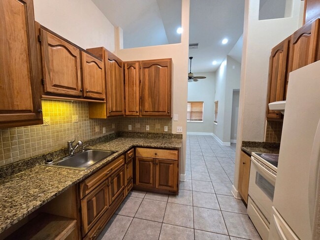 Building Photo - Charming 2-bedroom, 2-bathroom home
