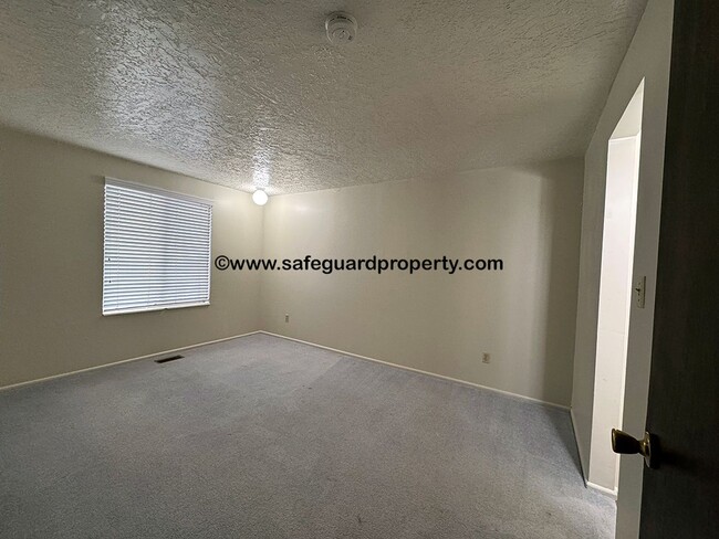 Building Photo - Spacious Holladay 3 Bedroom Duplex with 2-...