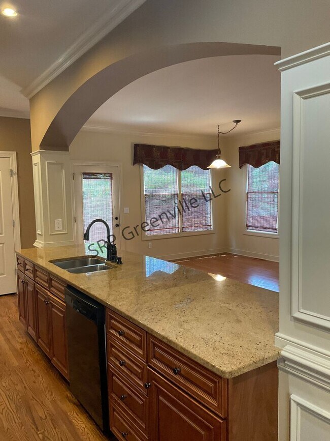 Building Photo - Four Bedroom Brick House for Rent!