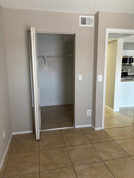 Building Photo - 5323 Summerlin Rd