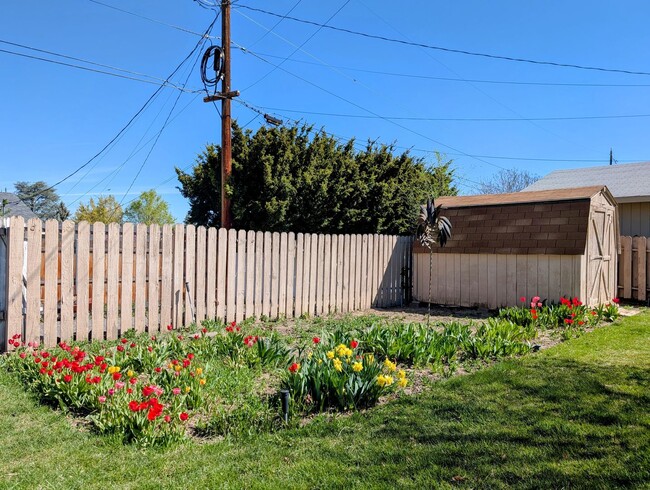 Building Photo - Over Sized 3-Bed, 2.5-Bath SFH w/ 2-Car Garage, & Fenced Backyard!