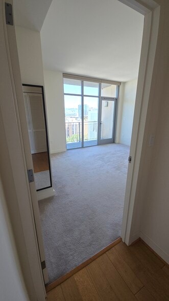 Master bedroom - 175 W Saint James St