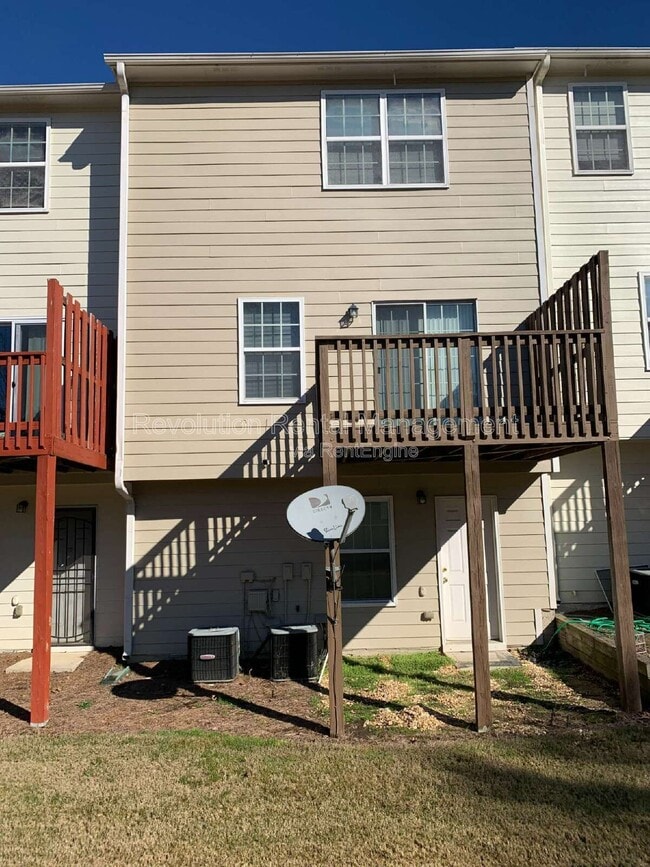 Building Photo - 6800 Blackstone Pl