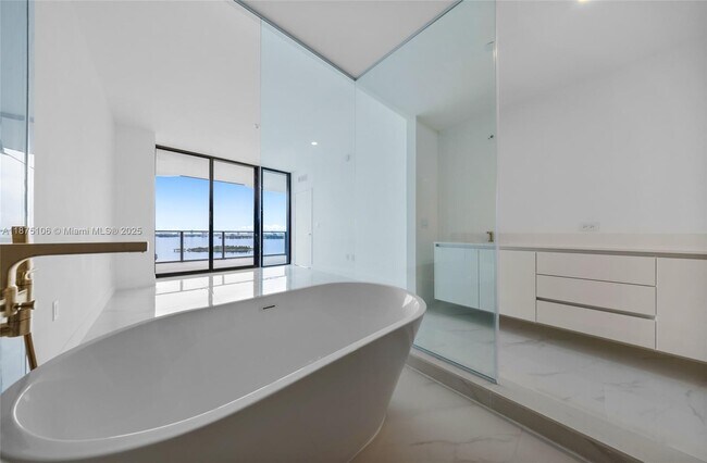 Building Photo - 700 NE 24th St