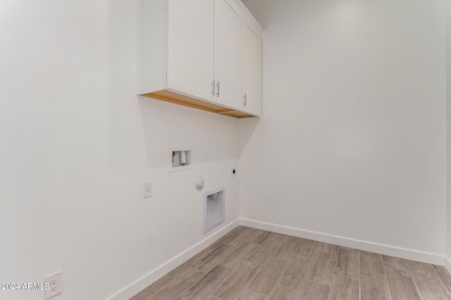 Building Photo - 3830 E Rainbow Dr