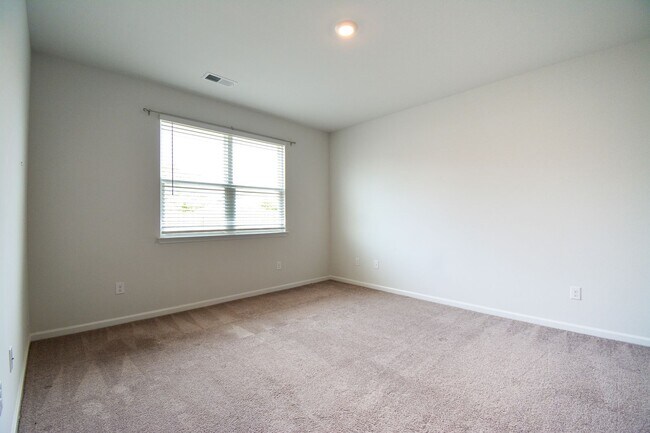Building Photo - 3 Bedroom Home in Waterside Community of S...