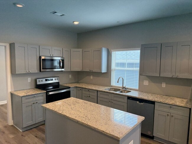 Building Photo - 3 Bed 3 Bath Home