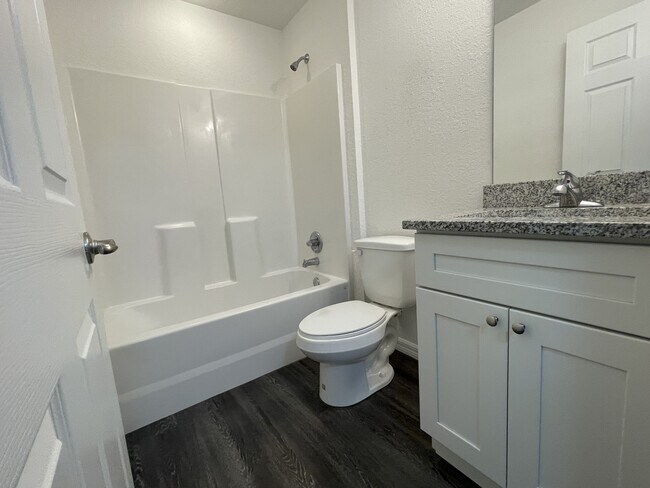 Building Photo - 15 Larch Cse