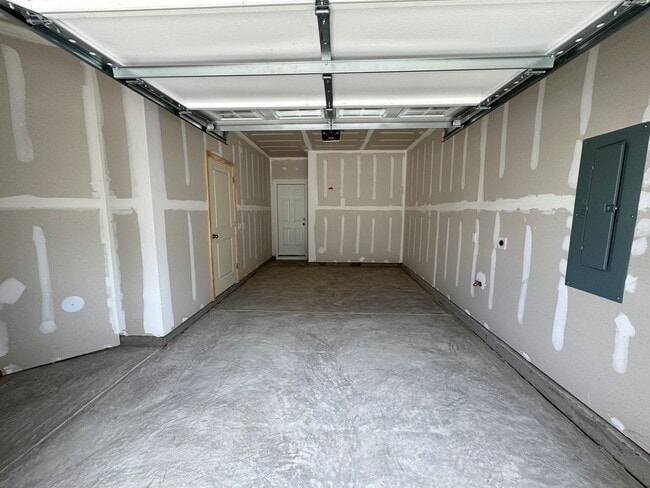 Building Photo - Brand New 3BR/3.5 Bath Townhouse in South ...