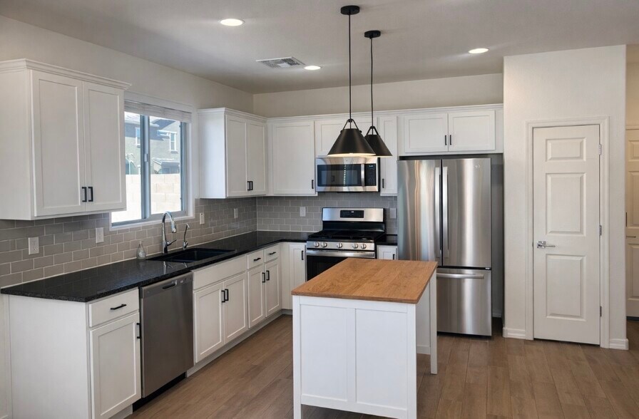 Building Photo - 8337 E Irwin Ave