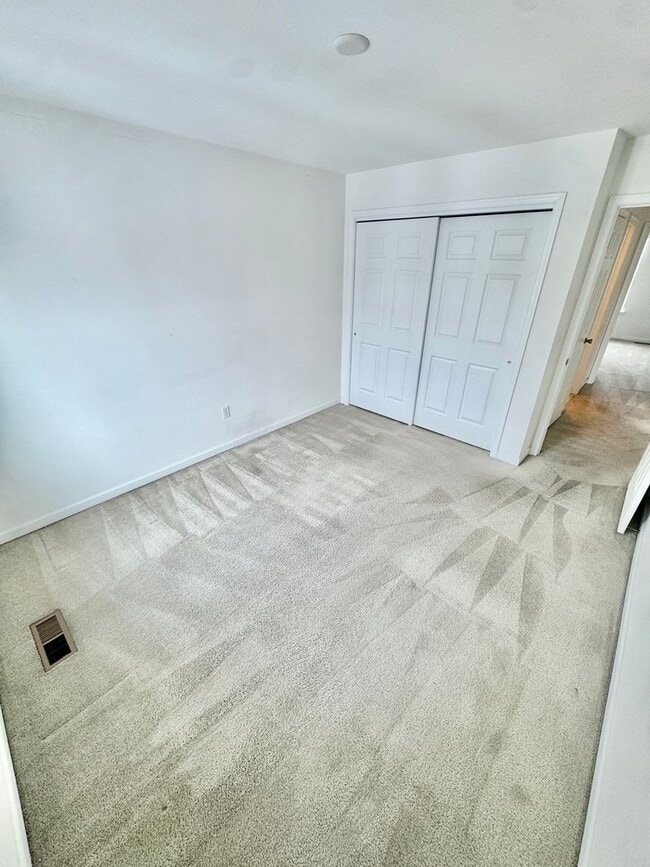 Building Photo - THREE BEDROOM TOWNHOME- PARKLAND SCHOOLS