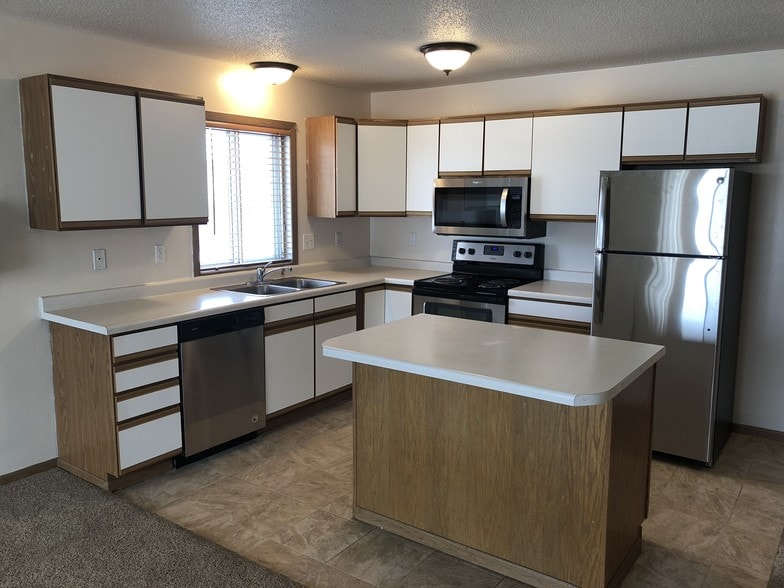Building Photo - Royal Oaks Apartments