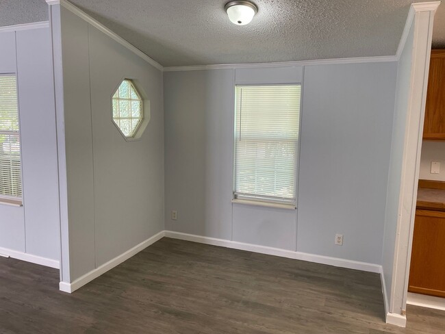 Building Photo - 3 BED, 2 BATH LOCATED IN LEXINGTON!