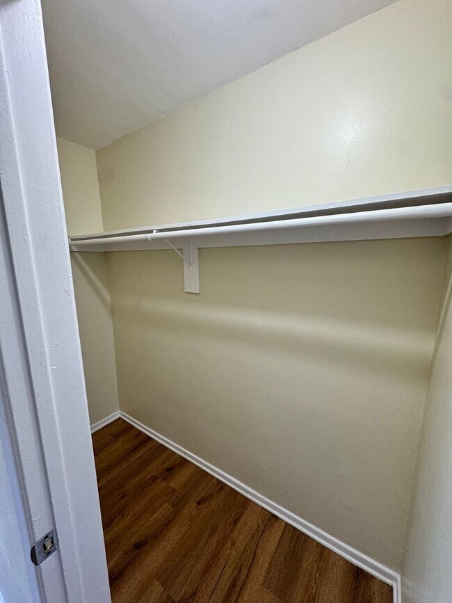 Building Photo - 1 BDRM, 1 BA WITH PARKING SPACE!