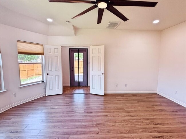 Building Photo - 3500 Esperanza Dr