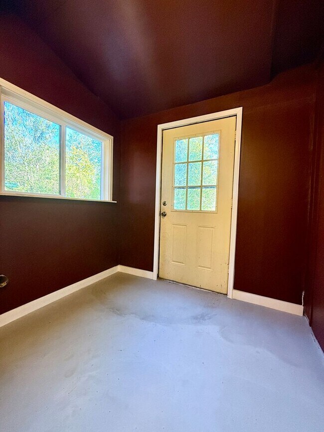 Building Photo - **50% OFF FIRST MONTH'S RENT** Country Liv...