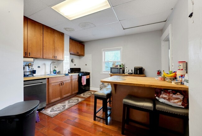 Building Photo - 460 Orchard St