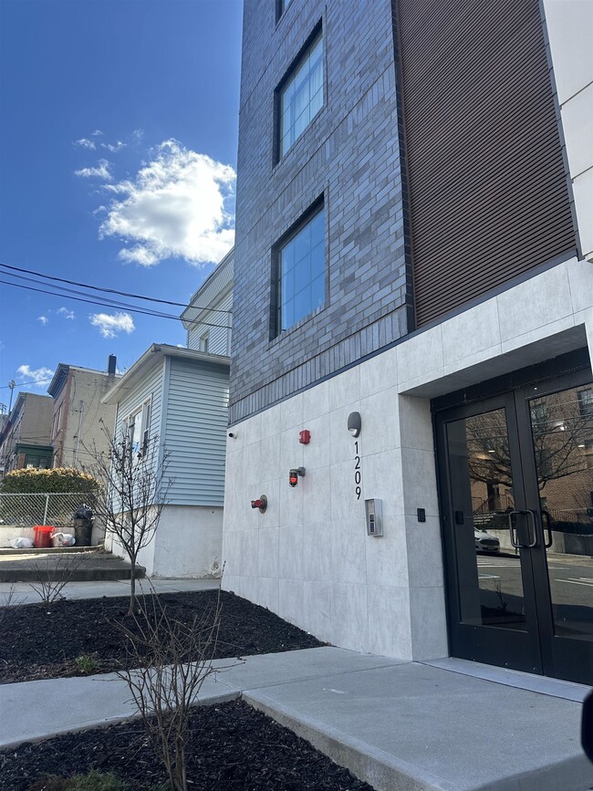 Building Photo - 1209 26th St
