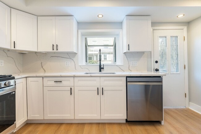 Building Photo - Newly Renovated 2-Bedroom 1-Bathroom Home in Port Richmond Available Now!