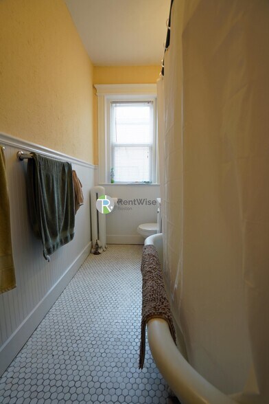 Building Photo - 76 Gordon St