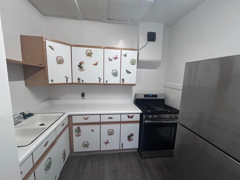 Building Photo - 616 E 8th St