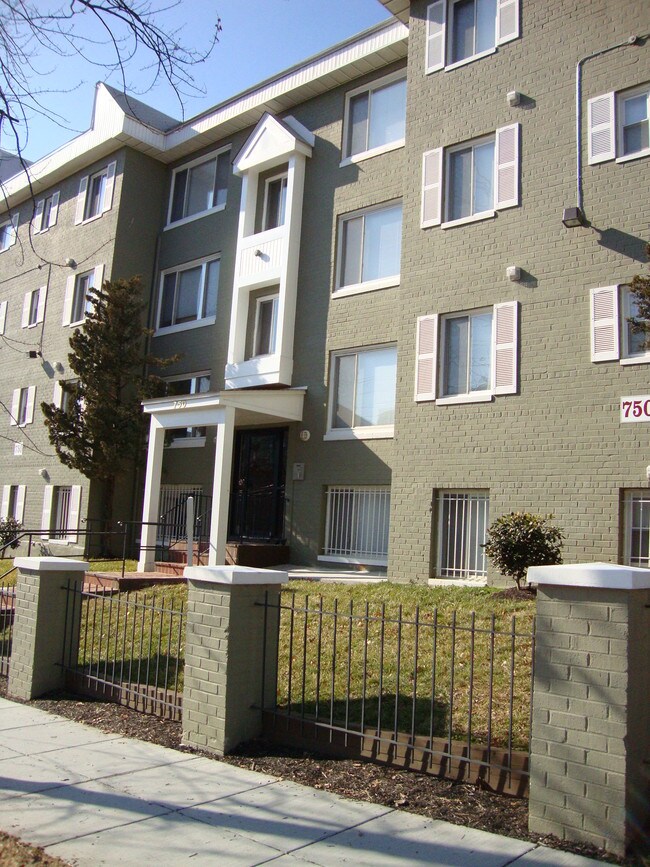 Building Photo - 750 Barnaby St SE