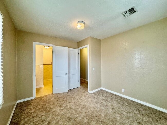 Building Photo - 711 N Broadway Ave