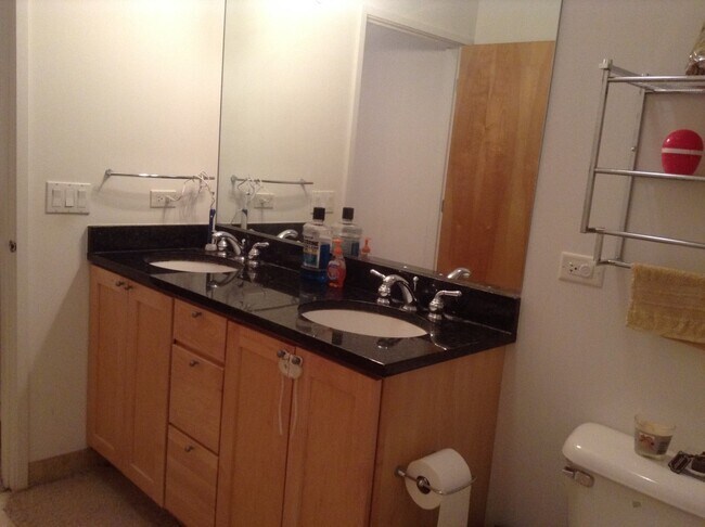 Building Photo - 2224 W Madison St