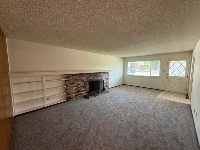 Building Photo - 3 bed 2 bath available in Sacramento!