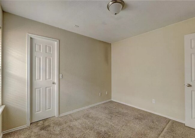 Building Photo - Gorgeous 3 bedroom 2 Bath and 2 Car Home in the Heart of Yukon