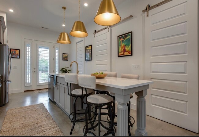 Building Photo - 700 James Ave