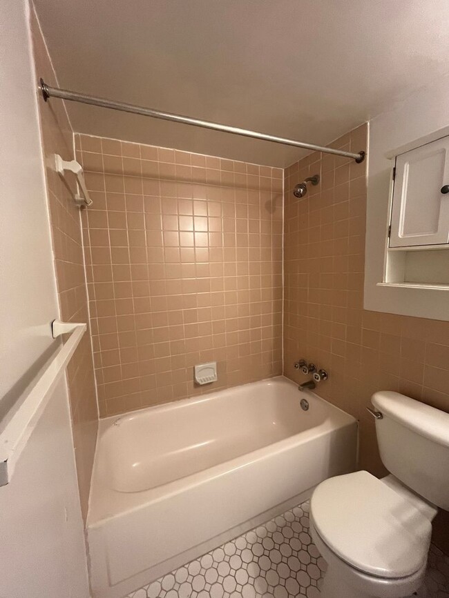 Building Photo - Charming 2 BR/1.5 BA Condo in Silver Spring!