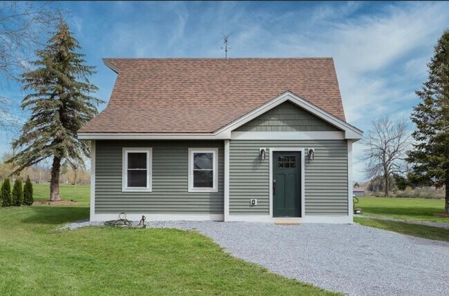 Building Photo - 1 Bedroom Home in Charlotte VT Available 11/1!