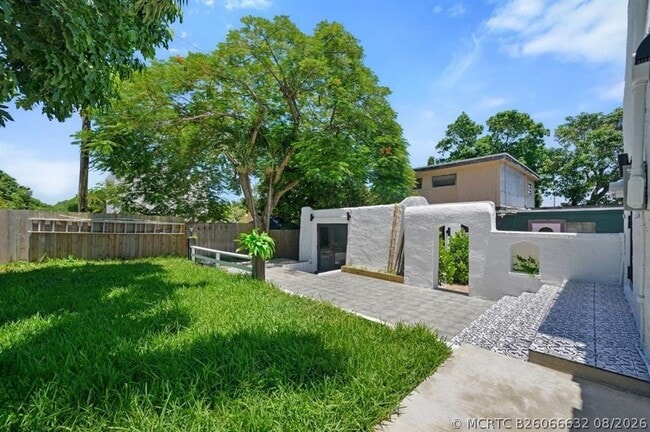 Building Photo - 823 33rd St