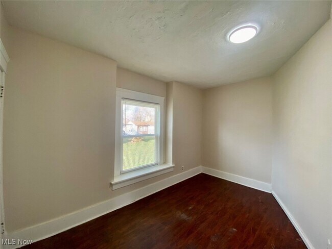 Building Photo - 39 Brown St