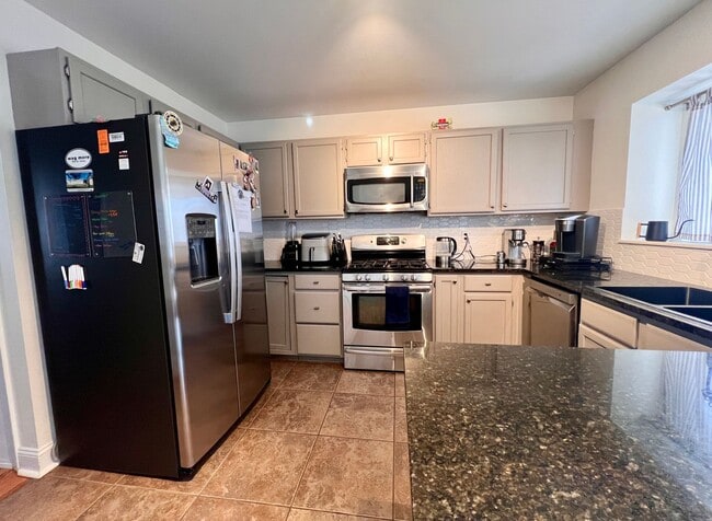 Building Photo - 3 bed 2.5 bath Located in the Heart of The Hill