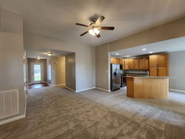 Building Photo - $1850 3 Beds 2.5 Bath + Bonus Room & Storm...