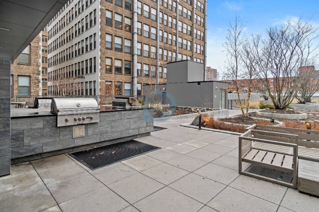 Building Photo - 725 S Clark St