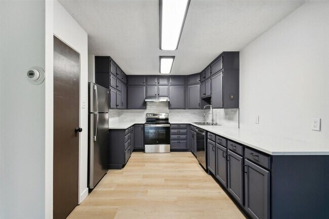 Building Photo - (55+) Newly Renovated 2br Condo in the Hea...